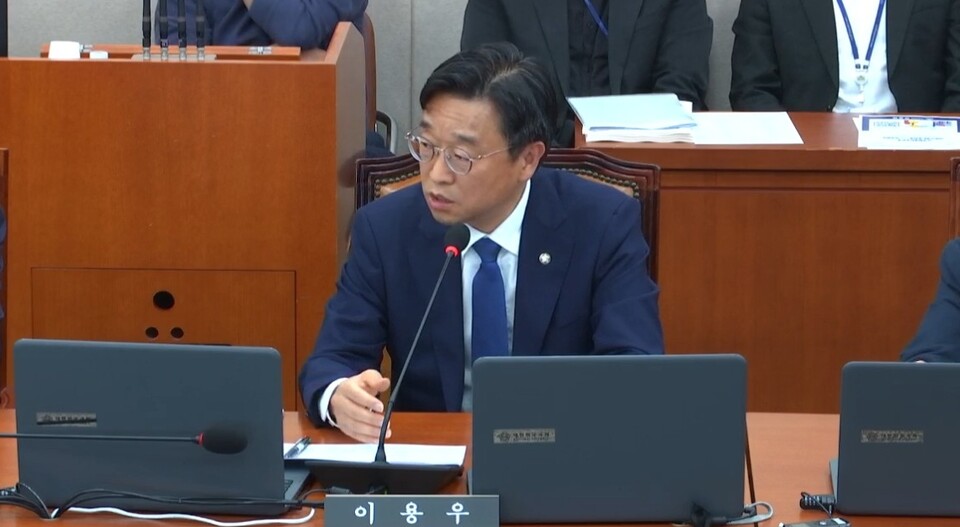 이용우 민주당 의원이 오요안 한국닛토덴코 대표이사에게 질의하고 있다.(2024.10.25) / 화면 캡처.국회 인터넷의사중계시스템