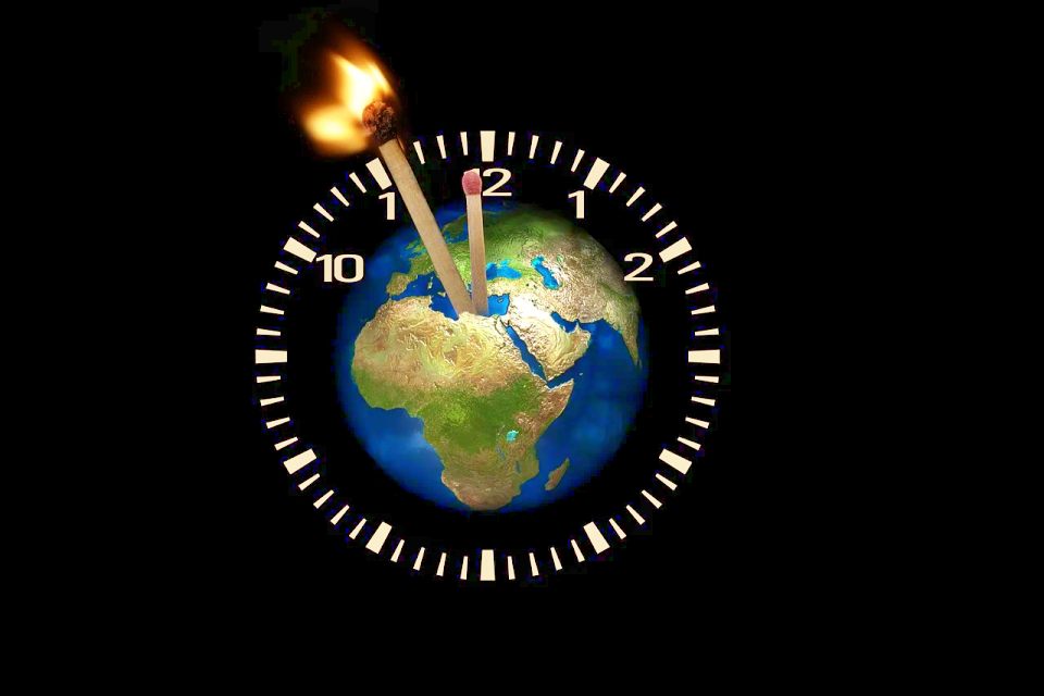 지구온난화를 나타낸 일러스트....지구의 시계가 타오르고 있다. / 일러스트.무료이미지 사이트 픽사베이 