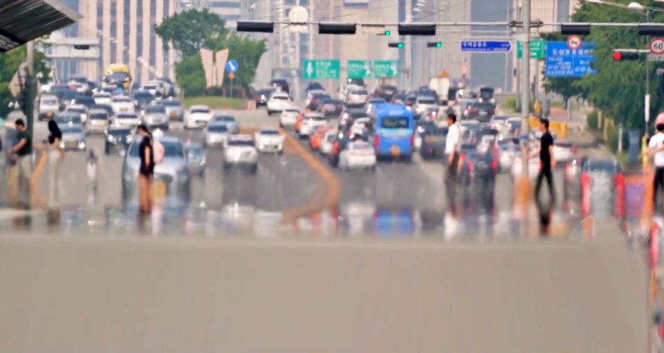 뜨거운 열기로 인해 아지랑이가 피어오른 도심의 아스팔트 / 사진.기상청