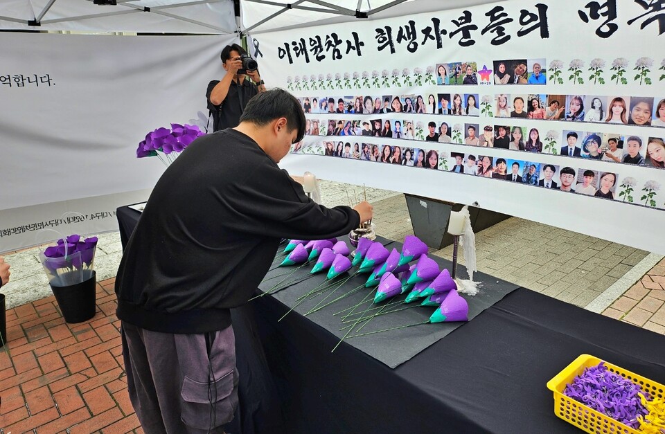 한 시민이 분향소에 보라색 꽃을 헌화하고 있다.(2024.10.29) / 사진.평화뉴스 정준민 기자