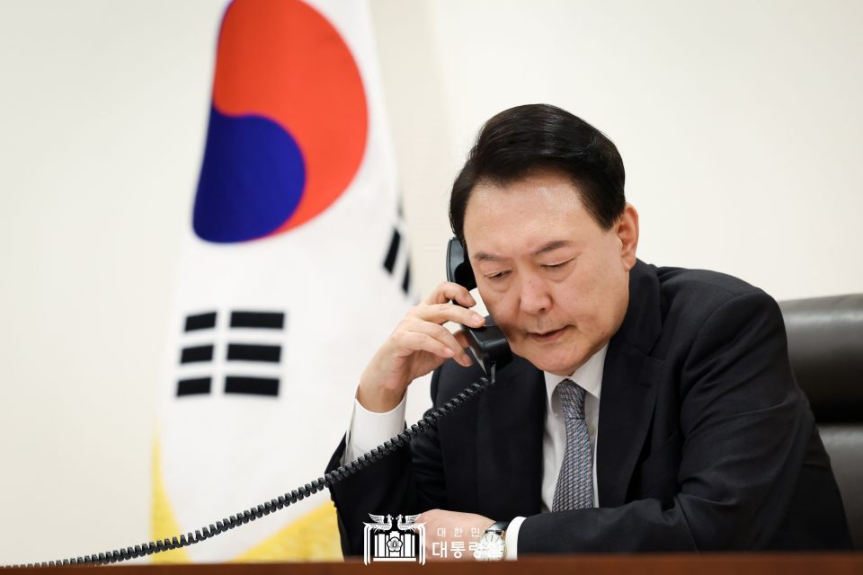 운석열 대통령이 젤렌스키 우크라이나 대통령과 통화 중이다.(2024.10.29) / 사진.대한민국 대통령실