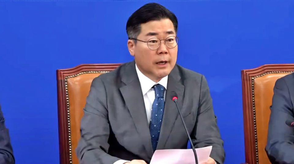 박찬대 민주당 원내대표가 긴급 기자회견 모두 발언을 통해 윤석열 대통령과 정치 브로커 명태균씨 사이의 녹취록을 공개하며 "대통령의 공천 개입" 의혹을 제기하고 있다.(2024.10.31) / 사진.박찬대 TV