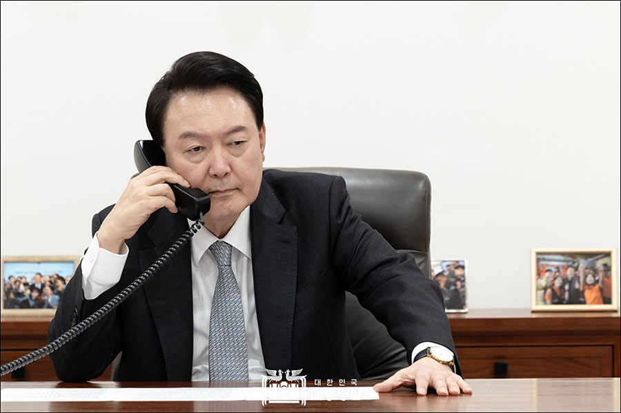 '볼로디미르 젤렌스키' 우크라이나 대통령과 통화하는 윤석열 대통령(2024.10.29) / 사진 출처. 대통령실