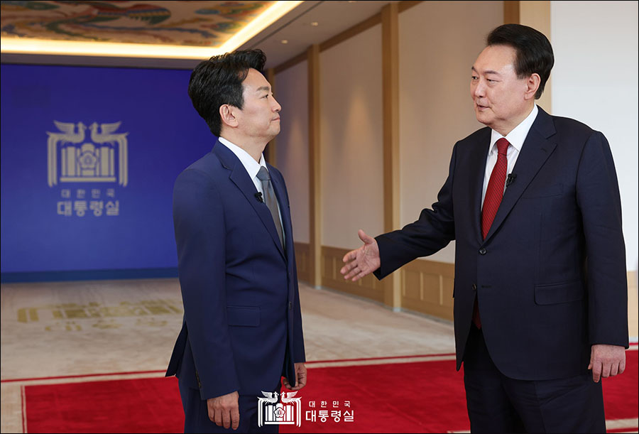 신년 대담 촬영을 위해 대통령실에 방문한 박장범 앵커와 윤석열 대통령(2024.2.4) / 사진 출처. 대통령실