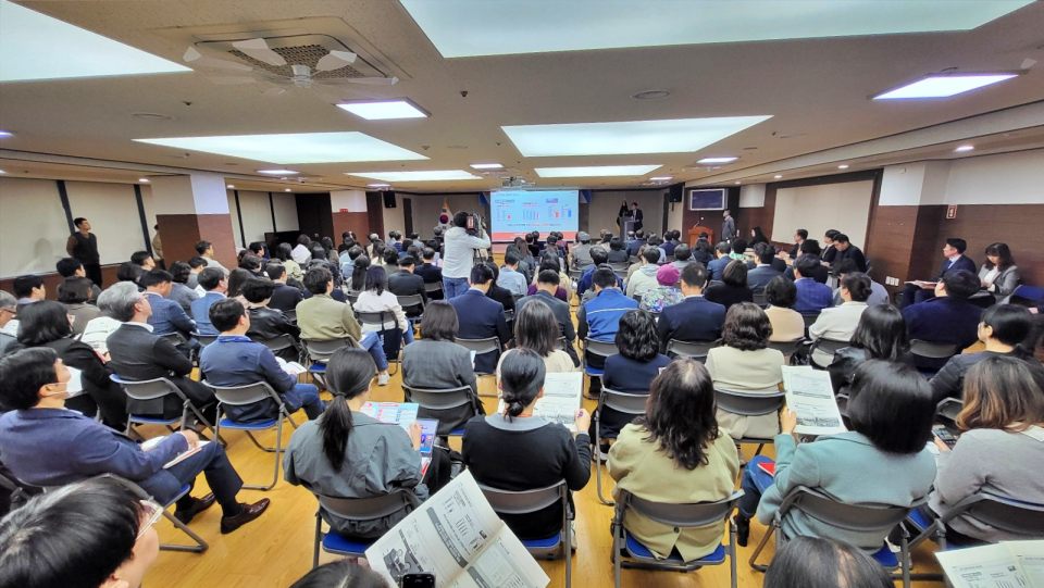 이날 구··군 설명회에는 공무원 등 모두 200여명의 주민들이 참석했다.(2024.11.5) / 사진.평화뉴스 김영화 기자