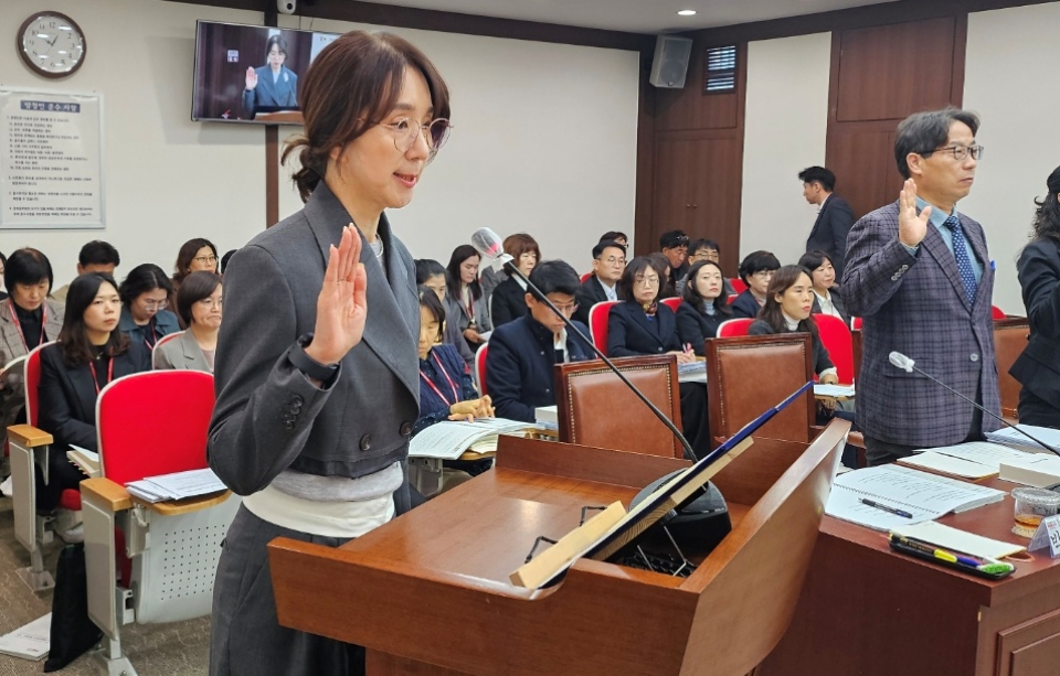 박윤희 대구시 청년여성교육국장이 선서하고 있다.(2024.11.7) / 사진.평화뉴스 정준민 기자