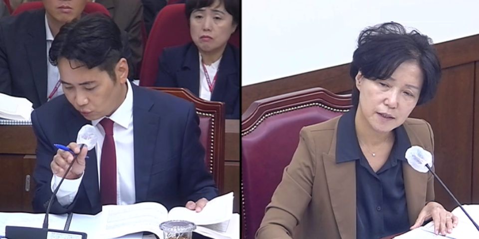 대구시의회 기획행정위원회의 대구시 기획조정실에 대한 2024년도 행정사무감사 중 민주당 육정미 대구시의원이 황순조 기획조정실장에게 질의를 하고 있다. 황 실장이 육 의원 질의에 답변 중이다.(2024.11.8) / 사진.대구시의회 