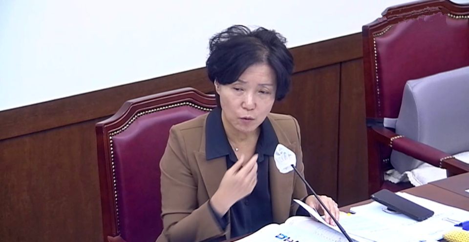 육정미 대구시의원이 대구시의 소송 남발 문제에 대해 질타하고 있다.(2024.11.8) / 사진.대구시의회 