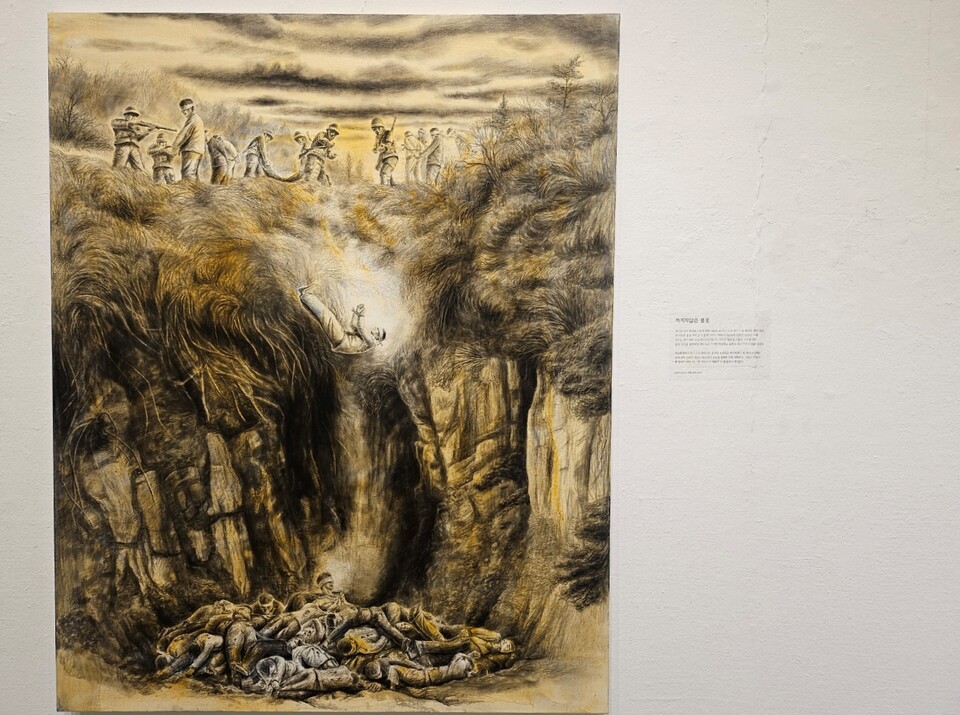 진압군에 의해 총살된 뒤 시신이 떨어지는 모습을 그린 '꺼지지 않는 불꽃'(2024.11.12.'박금만 여순사건 기록화전-여순의 삶') / 사진.평화뉴스 정준민 기자