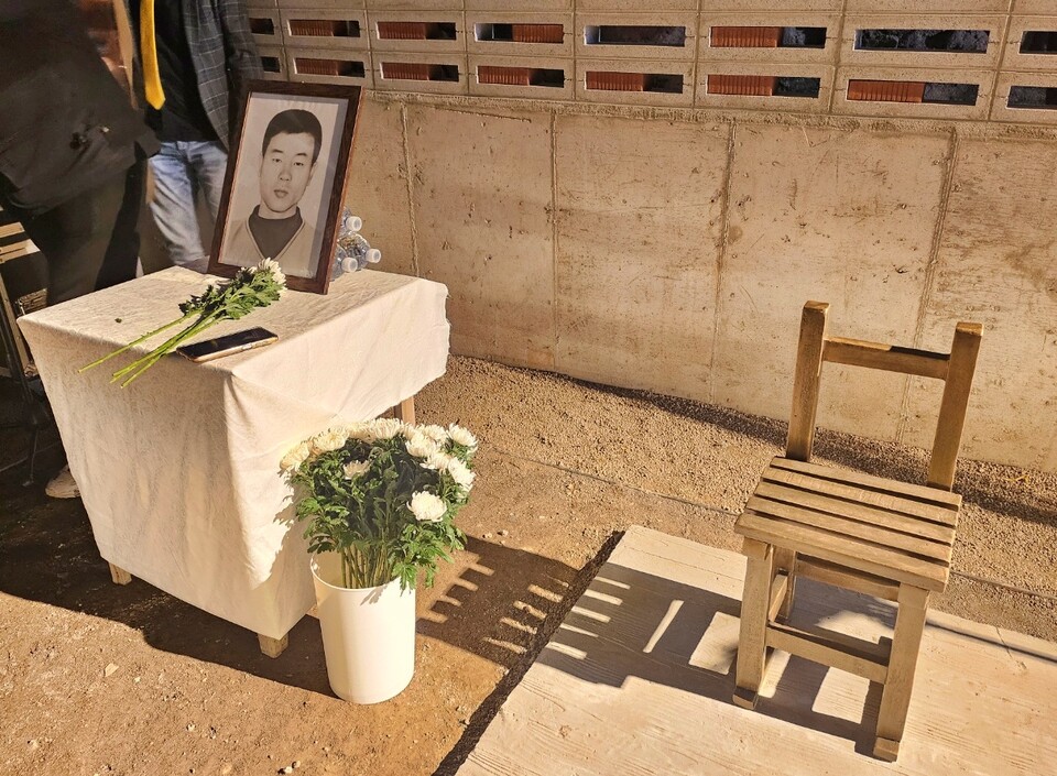 전 열사와 가족들이 살았던 셋방 터에 영정사진과 의자 조형물이 놓인 모습(2024.11.13) / 사진.평화뉴스 정준민 기자