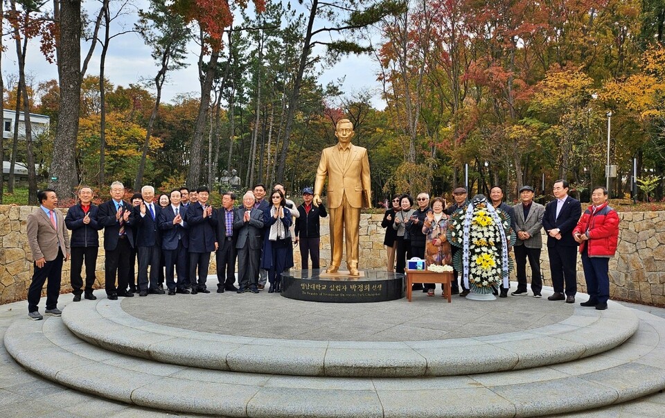 영남대 총동창회 회원들이 캠퍼스 내 박정희 동상 앞에서 기념사진을 촬영하고 있다.(2024.11.14) / 사진.평화뉴스 정준민 기자