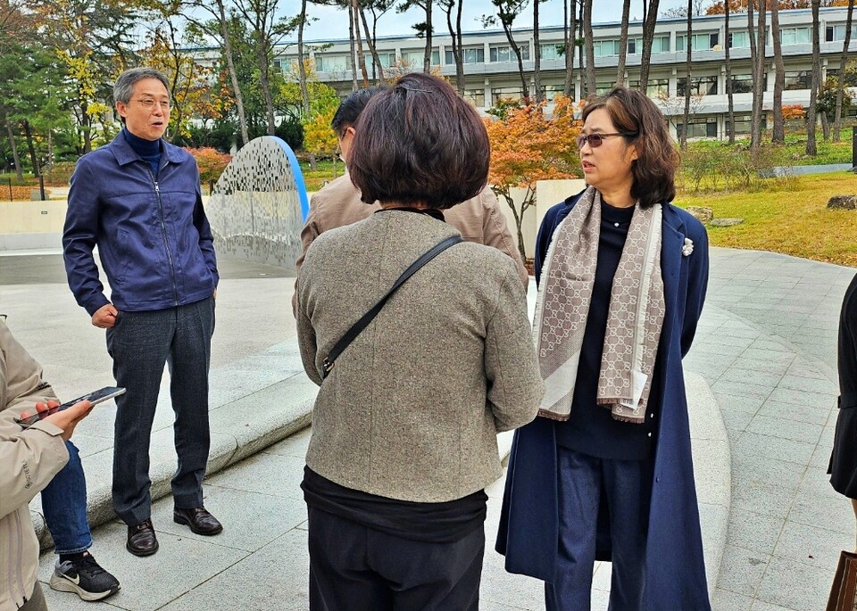 대구지역 시민사회단체 인사들과 영남대 총동창회 회원들이 동상을 놓고 설전을 벌이고 있다.(2024.11.14) / 사진.평화뉴스 정준민 기자