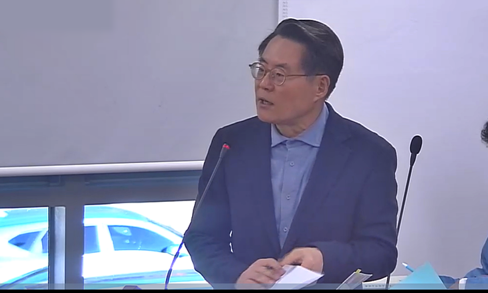 박근혜 정부 당시 농식품부 장관을 지낸 김재수 경북문화재단 대표이사가 행정감사에서 업무 보고 중이다.(2024.11.7) / 사진.경북도의회