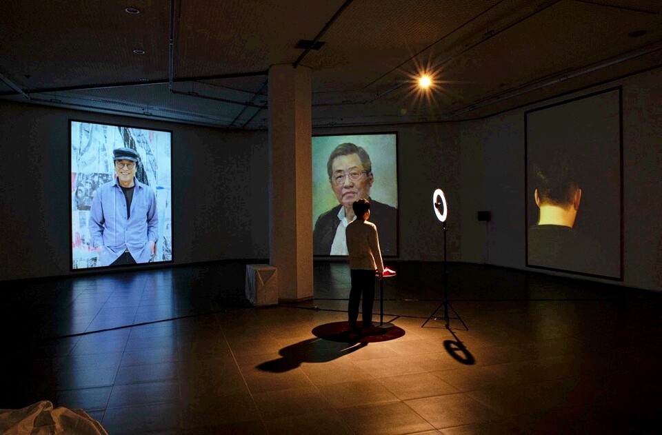 '2024 올해의 청년작가전'에 전시된 안윤기 작가의 작품, 왼쪽에 노중기 대구미술관장 프로필 사진이 있고, 오른쪽에는 홍준표 대구시장 초상화가 있다. / 사진 제공.안윤기 작가