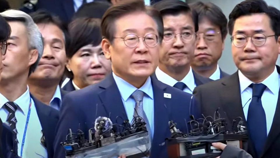 이재명 민주당 대표가 공직선거법 1심 선고 공판에서 '유죄' 판결을 받고 난 이후 법정을 빠져나와 서울지법 앞뜰에서 기자들을 만나 선고에 대한 입장을 전달하고 있다. 이 대표 옆에는 굳은 표정의 민주당 최고위원들이 자리하고 있다.(2024.11.15) / 사진.민주당 