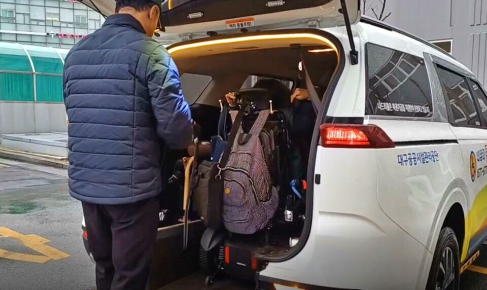 한 장애인이 운전원의 도움을 받아 나드리콜 차량에 탑승하고 있다. / 사진 제공.대구장애인차별철폐연대