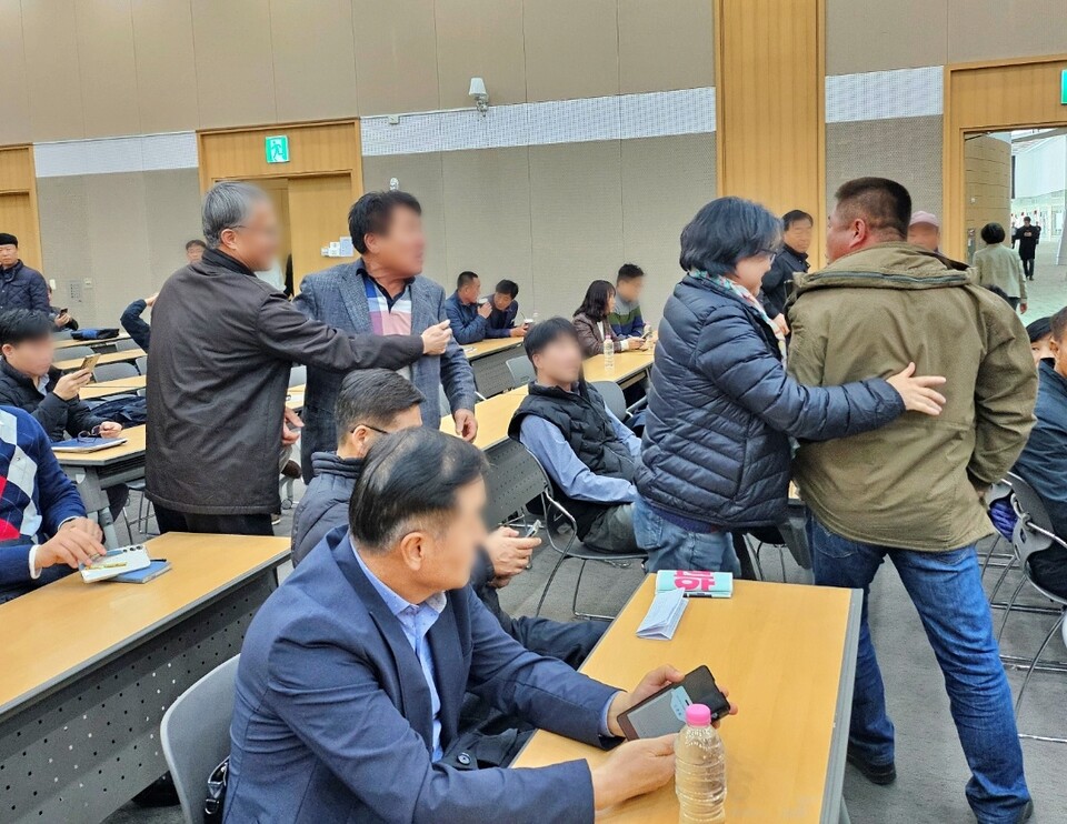 댐 건설에 찬성하는 주민들과 반대하는 주민들이 서로 언쟁을 벌이고 있다.(2024.11.18) / 사진.평화뉴스 정준민 기자