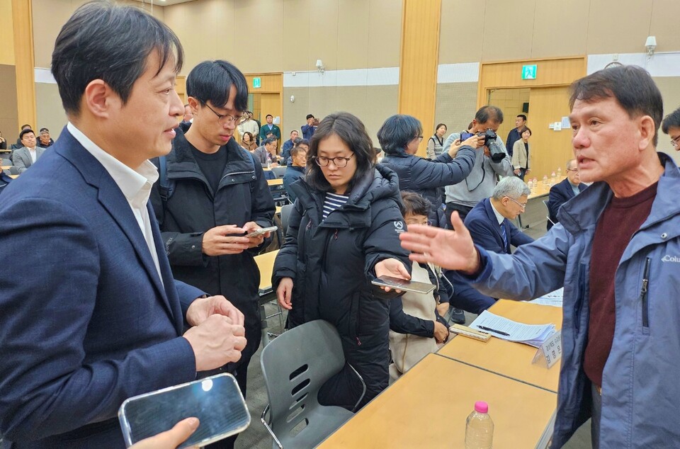 김수동 안동환경운동연합 대표(오른쪽)가 박병언 환경부 물관리총괄과장(왼쪽)에게 "공청회 취소"를 요구하고 있다.(2024.11.18) / 사진.평화뉴스 정준민 기자