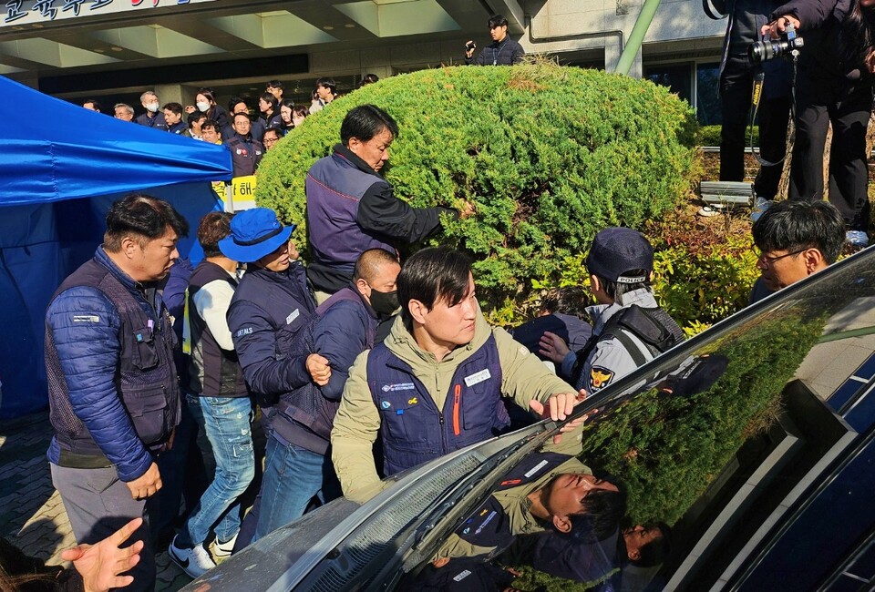 노조 인사들과 대구교육청 직원들이 교육청 앞에 설치된 천막을 놓고 몸싸움을 벌이고 있다.(2024.11.20) / 사진.평화뉴스 정준민 기자