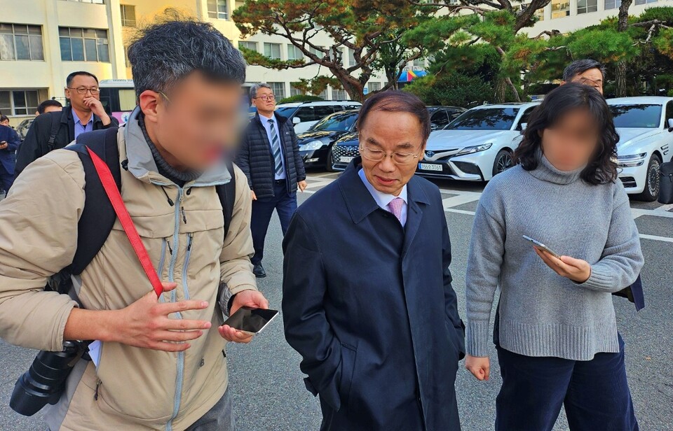 이강인 전 영풍 대표이사(가운데)가 재판이 끝난 뒤 기자들과 인터뷰를 하고 있다.(2024.11.20) / 사진.평화뉴스 정준민 기자