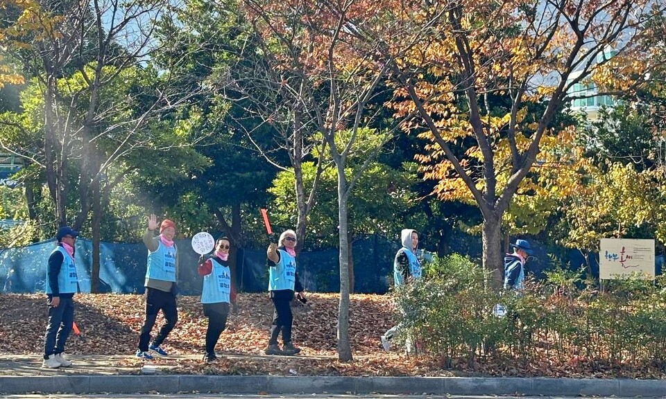 김진숙, 박문진 지도위원을 포함한 노동자들이 부산 호포역에서 출발해 경남 밀양 삼량진역까지 행진하고 있다.(2024.11.22) / 사진 제공. 박문진 보건의료노조 지도위원