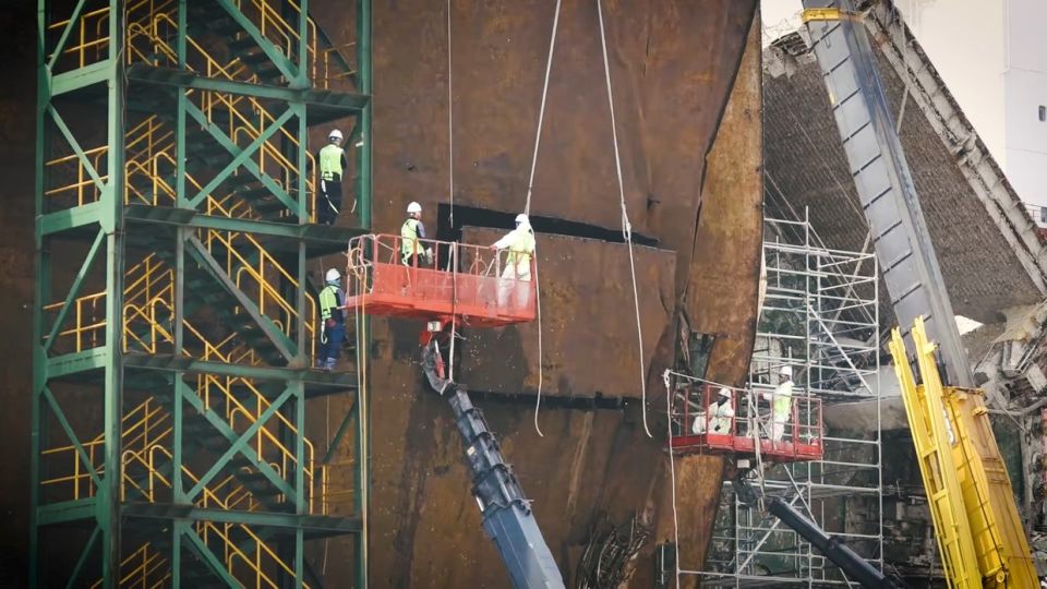 바다에서 건져 올려진 세월호 배를 해체해 조사하고 있다. / 사진.  스크린샷