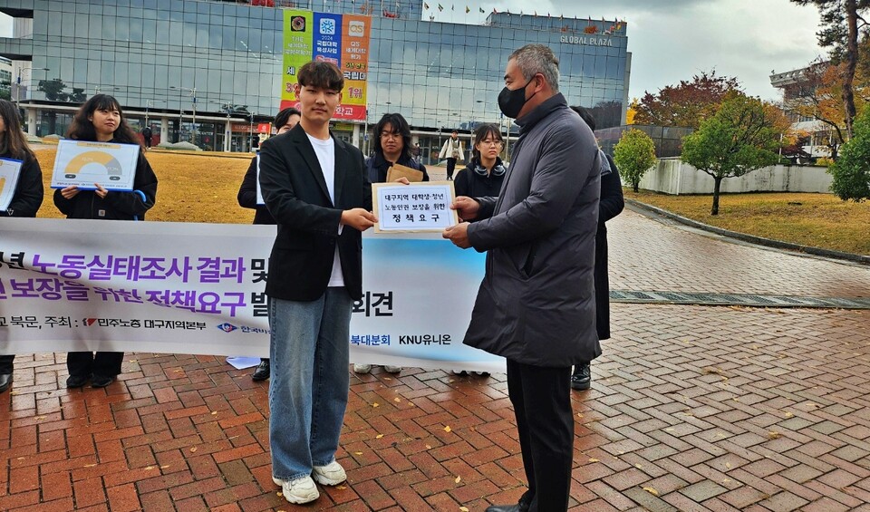 김상천 KNU유니온 대표가 경북대 학생처 관계자에게 정책요구안을 전달하고 있다.(2024.11.26) / 사진.평화뉴스 정준민 기자