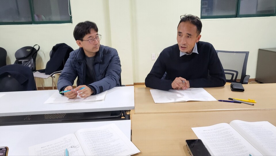 평화뉴스 84차 독자위원회...(왼쪽부터) 정현태 위원, 이형근 위원(2024.11.25) / 사진.평화뉴스 유지웅 기자