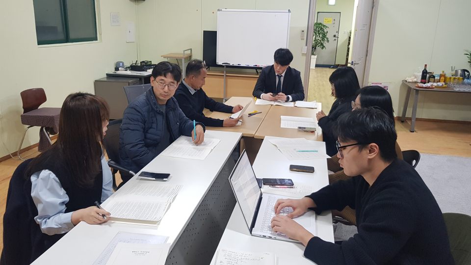 평화뉴스 84차 독자위원회...(왼쪽부터) 김영화 편집장, 정현태 위원, 이형근 위원, 박진원 위원, 김수현 위원, 도교동 위원, 정준민 기자(2024.11.25.대구 수성구 아인i평생교육원) / 사진.평화뉴스 유지웅 기자