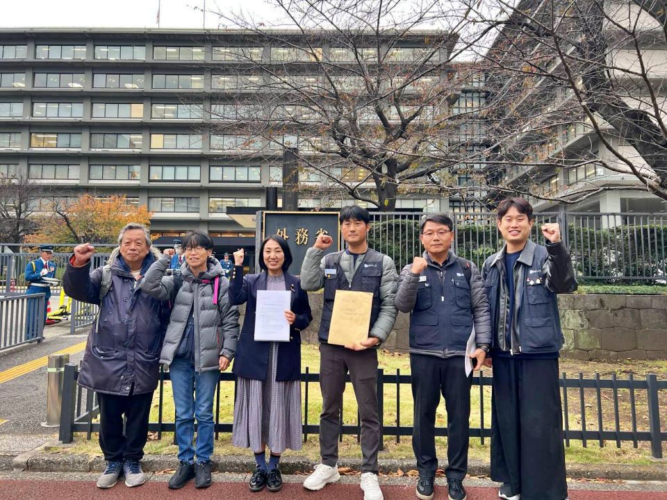 전국금속노조 관계자들과 일본 참의원 오오츠바키씨가 기자회견 후 화이팅을 외치고 있다...."일본 닛토덴코 OECD 다국적기업 가이드라인 위반" 일본NCP에 진정(2024.11.27) / 사진.금속노조 