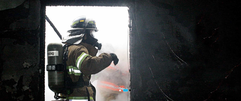 소방대원이 화재 현장에서 불을 끄고 점검하고 있다. / 사진.소방청 홈페이지