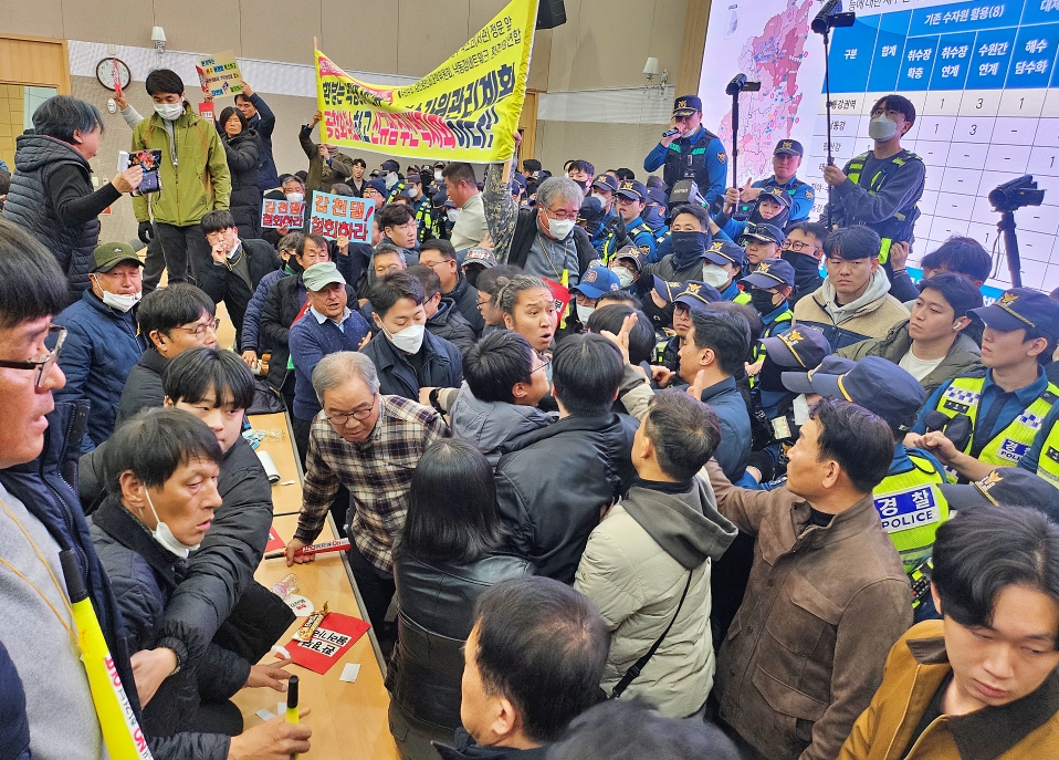감천댐 건설에 반대하는 김천 주민들과 환경단체 인사들이 환경부를 향해 항의하자 경찰이 이를 제지했다.(2024.12.4) / 사진.평화뉴스 정준민 기자