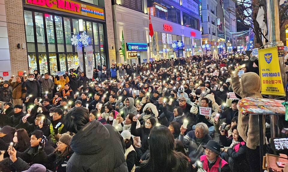 대구 중구 동성로에서 열린 '윤석열 퇴진 대구시민시국대회'에서 시민들이 핸드폰 플래시를 켜고 있다.(2024.12.4) / 사진.평화뉴스 정준민 기자
