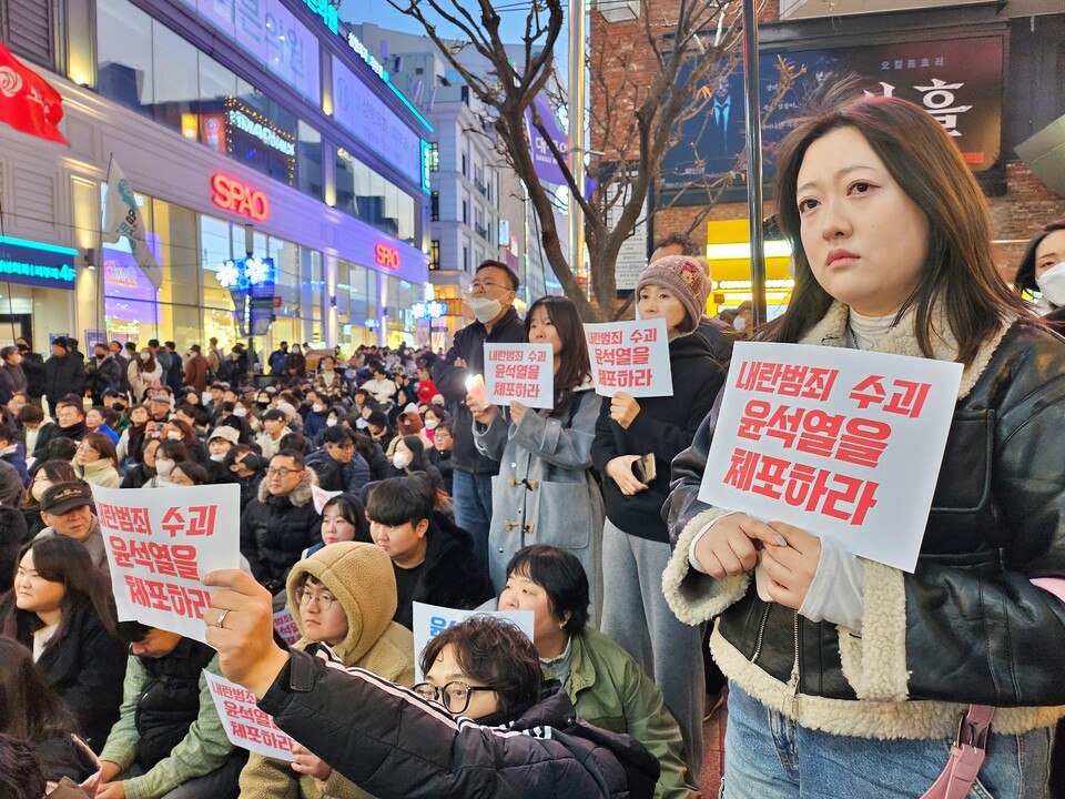 "내란범죄 수괴 윤석열을 체포하라"...대구시민들의 '윤석열 퇴진' 피켓팅(2024.12.4) / 사진.평화뉴스 정준민 기자
