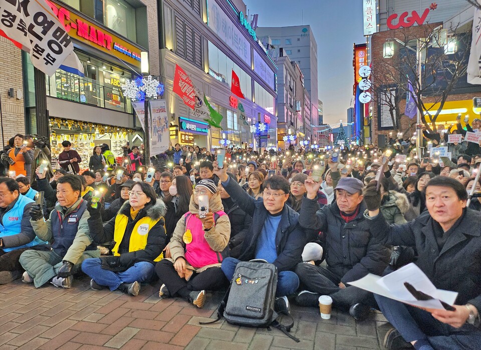 대구지역 시민사회단체, 노동계, 진보정당 인사들이 핸드폰 플래시를 켜며 "윤석열 퇴진"을 요구했다.(2024.12.4) / 사진.평화뉴스 정준민 기자