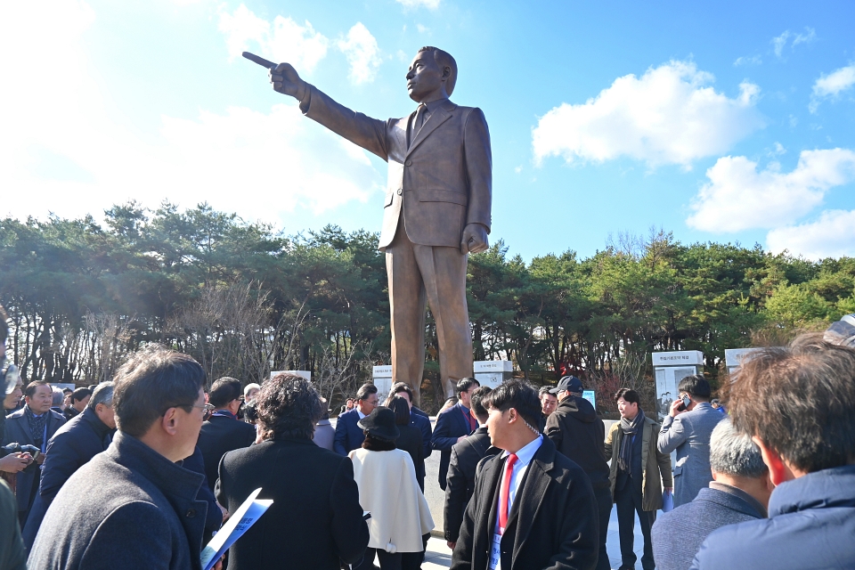 경북도청 천년숲에 세워진 8.2m 박정희 동상(2024.12.5) / 사진.평화뉴스 정준민 기자