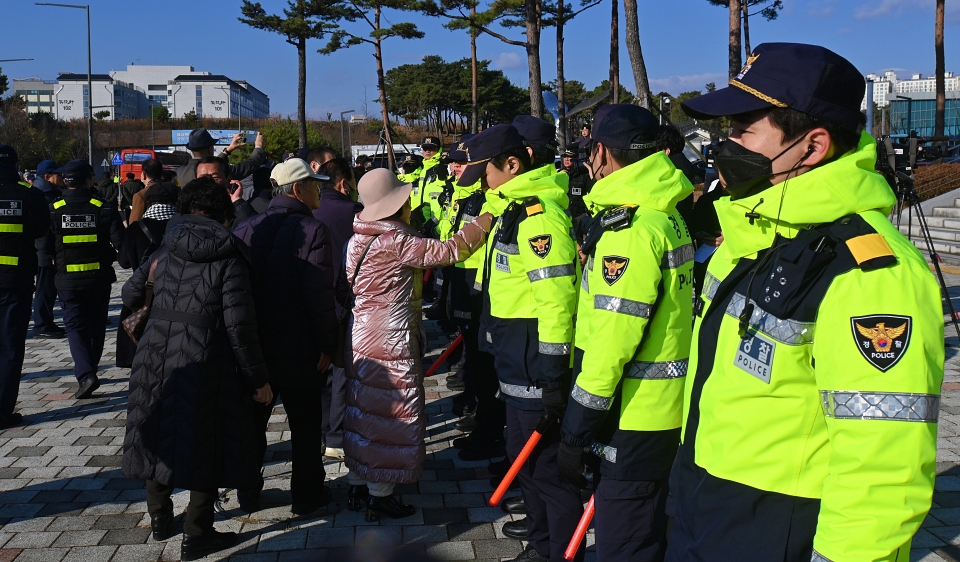 박정희 동상 제막식에 참여한 시민들이 기자회견 중인 시민단체 인사들을 향해 고성을 지르고 있다.(2024.12.5) / 사진.평화뉴스 정준민 기자