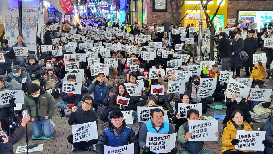 계엄 사태 이후 열린 2차 촛불집회 대구 시민 800여명이 동성로 광장에 모였다.(2024.12.5) / 사진.평화뉴스 김영화 기자