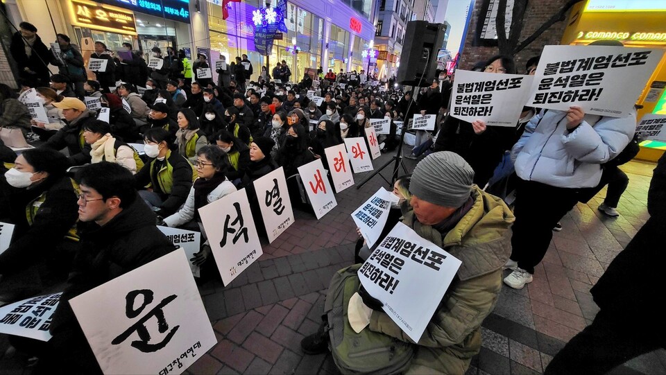 동성로 광장 길거리에 앉은 시민들 "윤석열 내려와라"(2024.12.5) / 사진.평화뉴스 김영화 기자