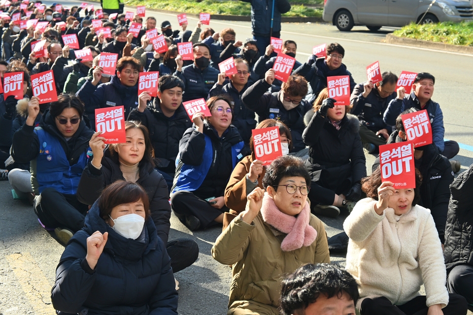 민주노총 대구본부 '윤석열 퇴진' 결의대회에 참석한 노동자들이 "윤석열 OUT" 피켓을 들고 있다.(2024.12.6) / 사진.평화뉴스 정준민 기자