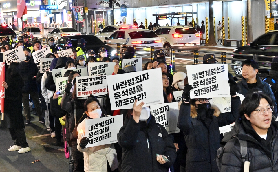 대구시민들이 "윤석열 탄핵"을 촉구하며 동성로를 행진하고 있다.(2024.12.6) / 사진.평화뉴스 정준민 기자