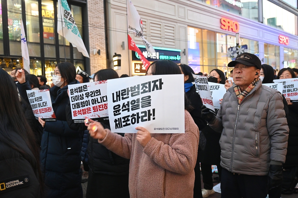 "내란범죄자 윤석열을 체포하라" 피켓팅(2024.12.6) / 사진.평화뉴스 정준민 기자