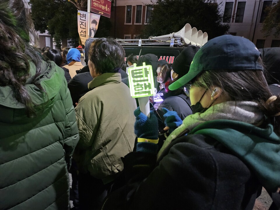 "탄핵" 촛불을 켠 20대 여성이 국민의힘 대구시당 앞에서 행진을 하고 있다.(2024.12.7) / 사진.평화뉴스 정준민 기자