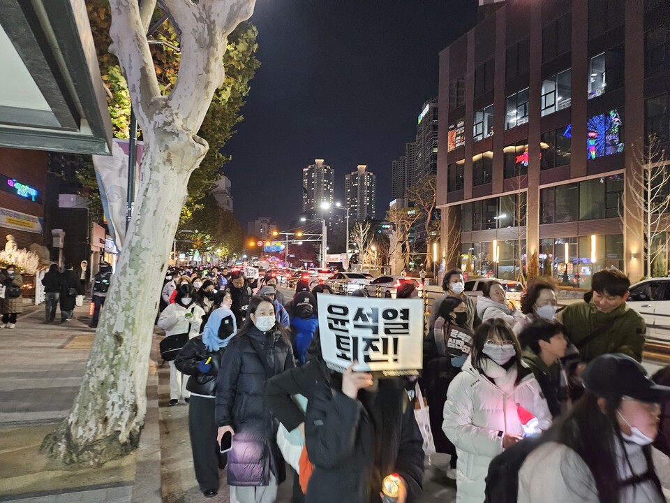 "윤석열 퇴진" 피켓을 들고 국민의힘 당사로 걸어가는 대구시민들(2024.12.7) / 사진.평화뉴스 정준민 기자