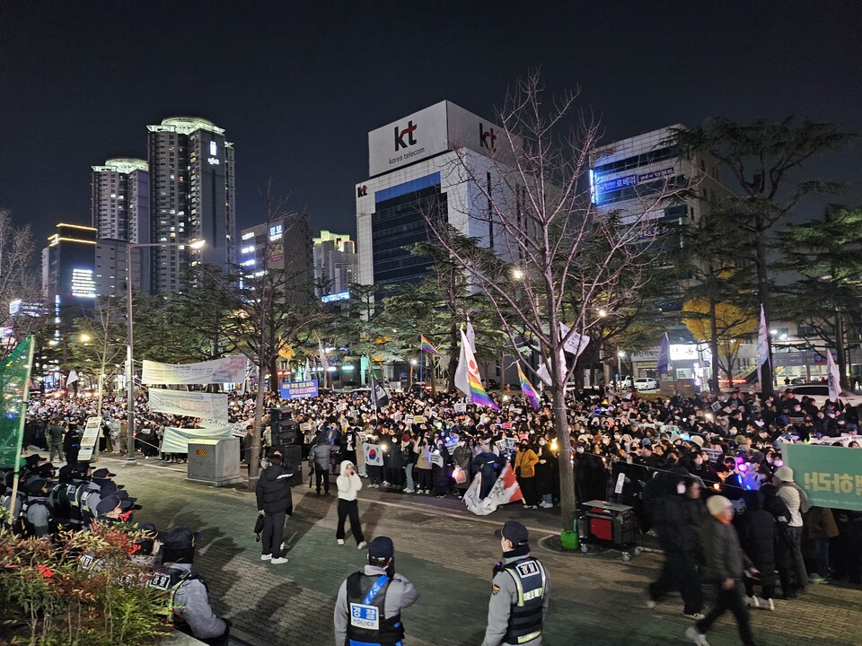 윤석열 대통령 탄핵소추안이 국회에서 사실상 부결된 이후 대구 수성구 범어동에 있는 국민의힘 대구시당사를 에워싼 대구시민 2만여명(2024.12.7) / 사진.평화뉴스 정준민 기자