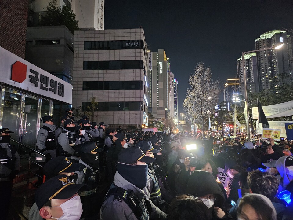 경찰 병력이 국민의힘 대구시당 앞의 출입을 통제하자 시민들이 "경찰은 나가라"며 구호를 외치고 있다.(2024.12.7) / 사진.평화뉴스 정준민 기자