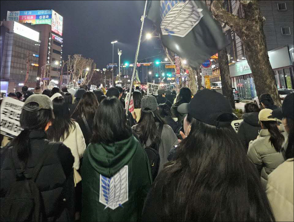 대구 동성로에서 국민의힘 대구시당까지 행진하는 시민들...10대, 20대와 여성들이 특히 많았다. (2024.12.7 국민의힘 대구시당 앞) / 사진. 독자 김보람