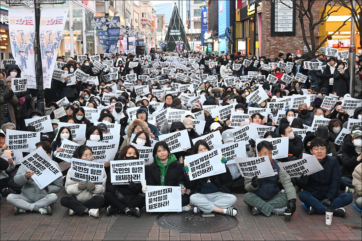 대구 동성로 촛불집회, 가장 앞줄에 2030대 여성들이 앉아 