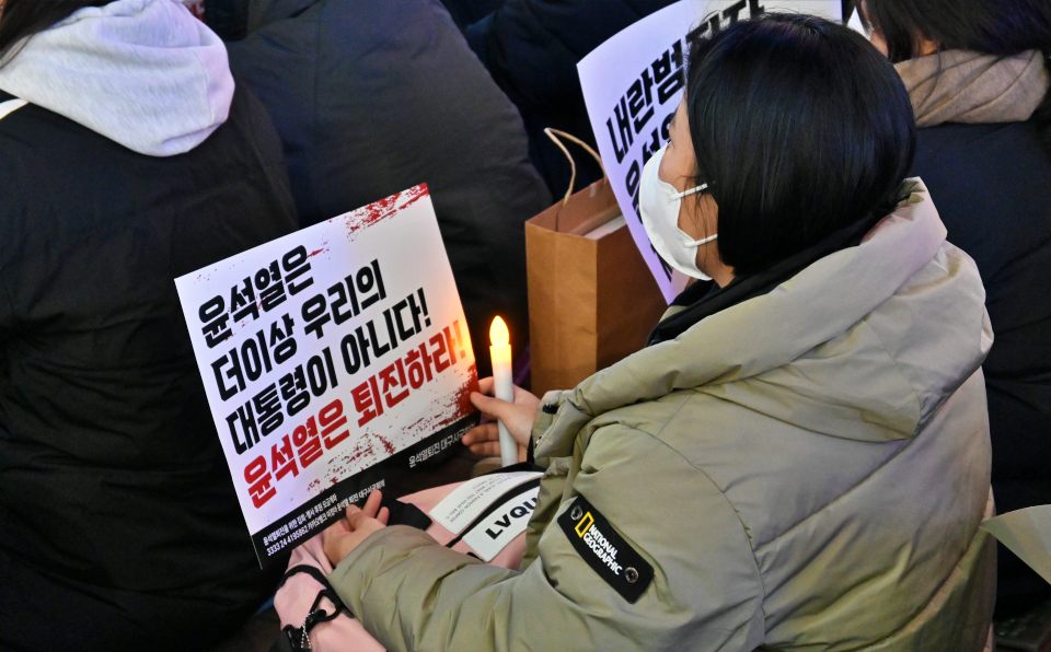 "윤석열은 더 이상 우리의 대통령이 아니다. 윤석열은 퇴진하라" 피켓과 함께 촛불을 대구시민(2024.12.7.대구 중구 동성로)  / 사진.평화뉴스 정준민 기자
