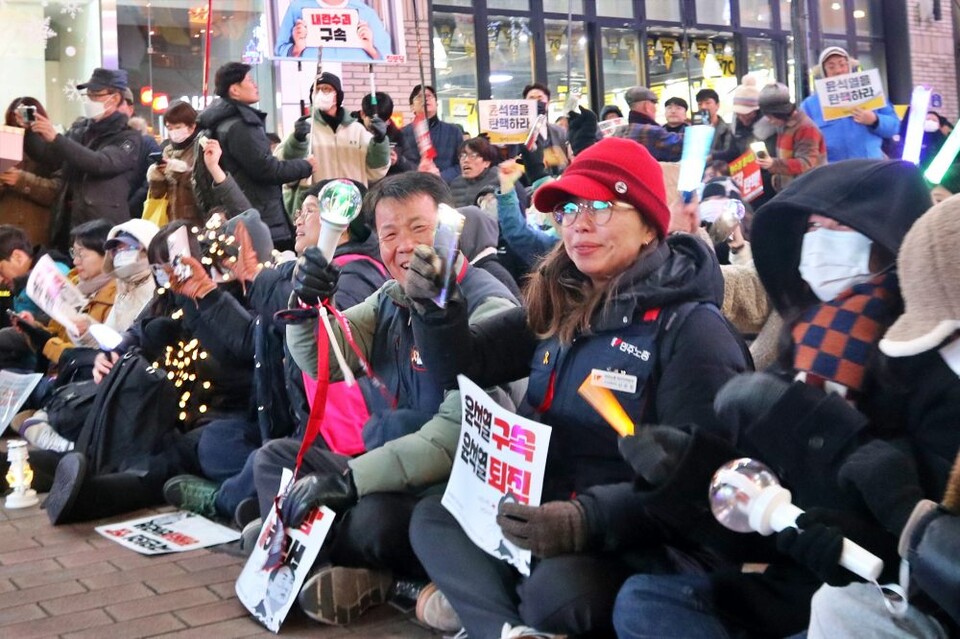 이길우 대구지역본부장 등 민주노총대구본부 인사들이 응원봉과 플래시를 들고 '탄핵이 답이다' 노래를 부르고 있다.(2024.12.9) / 사진.평화뉴스 김영화 기자